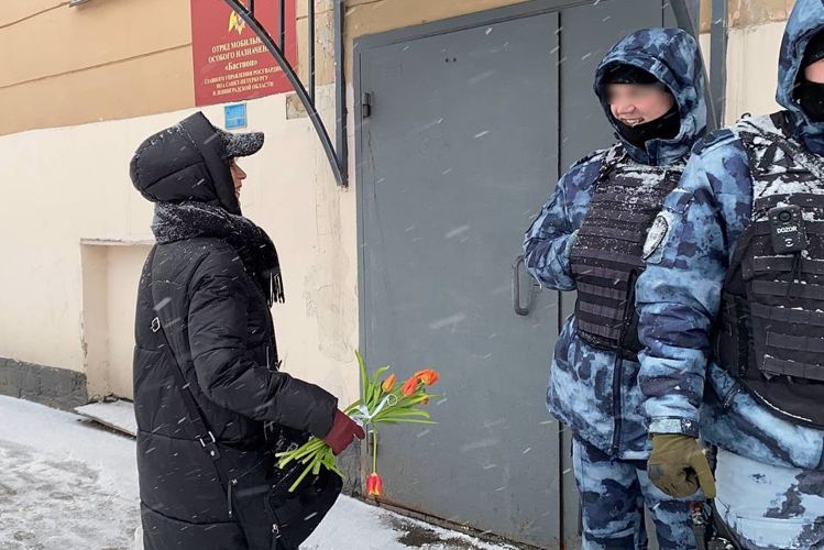 Сотрудники ОМОН Росгвардии поздравили жительниц Санкт-Петербурга с 8 марта