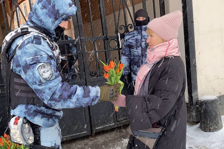 Сотрудники ОМОН Росгвардии поздравили жительниц Санкт-Петербурга с 8 марта