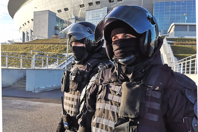 Cотрудники ГУ Росгвардии приняли участие в обеспечении правопорядка во время футбольного матча "Зенит" - "Динамо"
