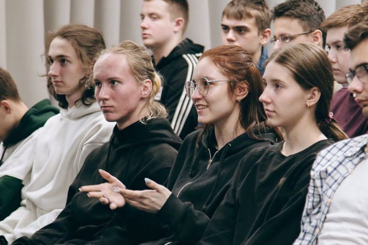 Ветеран ОМОН (на транспорте) «Балтика» рассказал учащимся колледжа о войсках национальной гвардии России