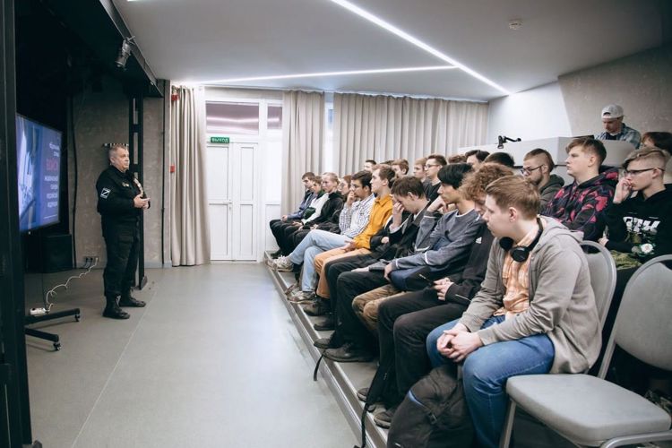 Ветеран ОМОН (на транспорте) «Балтика» рассказал учащимся колледжа о войсках национальной гвардии России