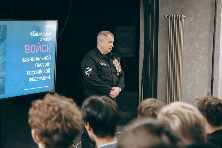 Ветеран ОМОН (на транспорте) «Балтика» рассказал учащимся колледжа о войсках национальной гвардии России