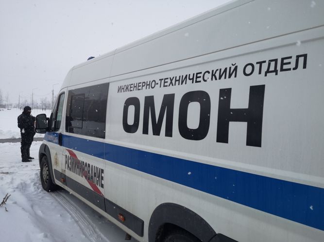Взрывотехники ОМОН осмотрели часть реактивного снаряда, обнаруженную в Волосовском районе Ленобласти