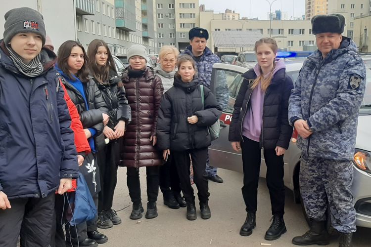 Сотрудники вневедомственной охраны рассказали петербургским школьникам о своей службе