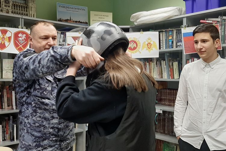 Сотрудники вневедомственной охраны рассказали петербургским школьникам о своей службе