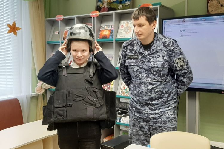 Сотрудники вневедомственной охраны рассказали петербургским школьникам о своей службе