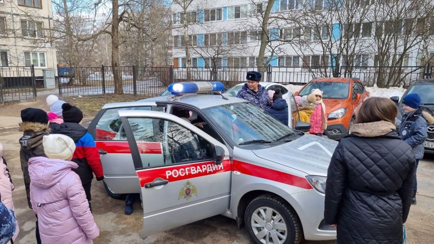 В Петербурге росгвардейцы рассказали подрастающему поколению о деятельности вневедомственной охраны