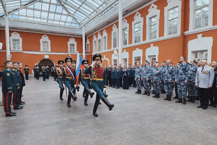 Полуденный выстрел пушки Петропавловской крепости прозвучал в День войск национальной гвардии Российской Федерации