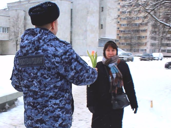 В Василеостровском районе сотрудники вневедомственной охраны поздравили петербурженок с Международным женским днем