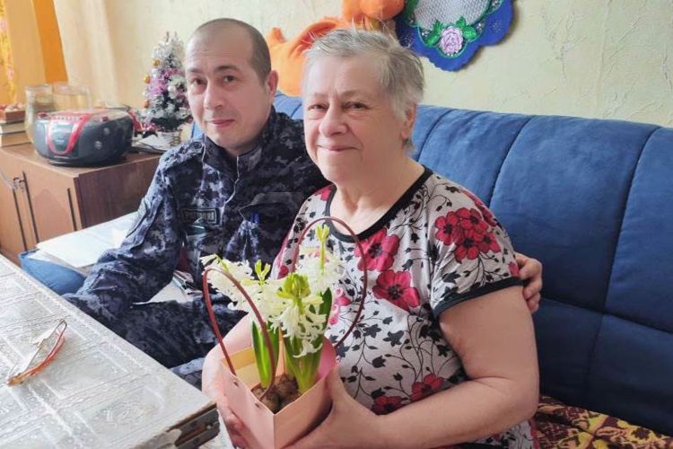 Сотрудники Росгвардии посетили ветерана службы и родственниц погибших сотрудников