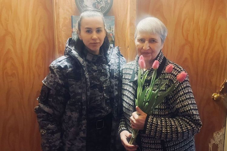 Сотрудники Росгвардии посетили ветерана службы и родственниц погибших сотрудников