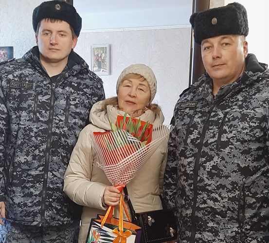 Сотрудники Росгвардии посетили ветерана службы и родственниц погибших сотрудников