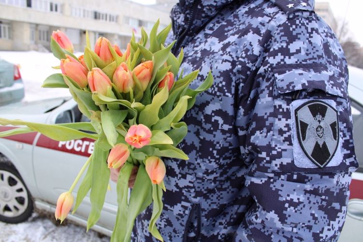 В Василеостровском районе сотрудники вневедомственной охраны поздравили петербурженок с Международным женским днем
