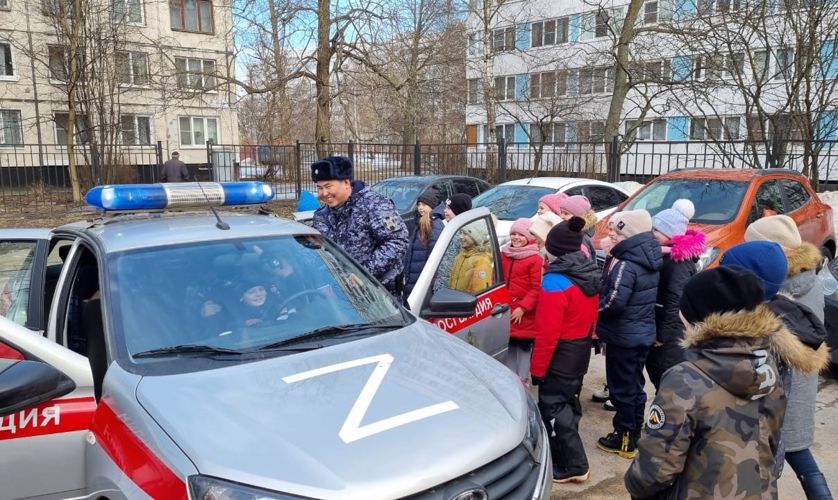 В Петербурге росгвардейцы рассказали подрастающему поколению о деятельности вневедомственной охраны