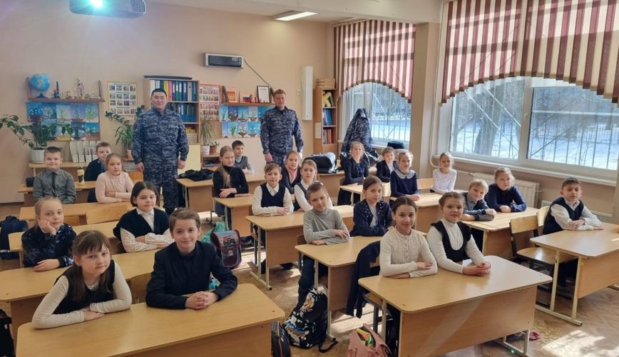 В Петербурге росгвардейцы рассказали подрастающему поколению о деятельности вневедомственной охраны