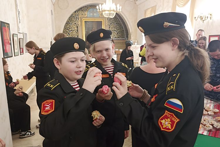 Сотрудники и ветераны ГУ Росгвардии приняли участие в пасхальной встрече в Александро-Невской лавре