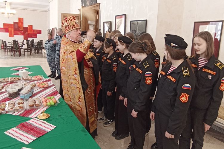 Сотрудники и ветераны ГУ Росгвардии приняли участие в пасхальной встрече в Александро-Невской лавре