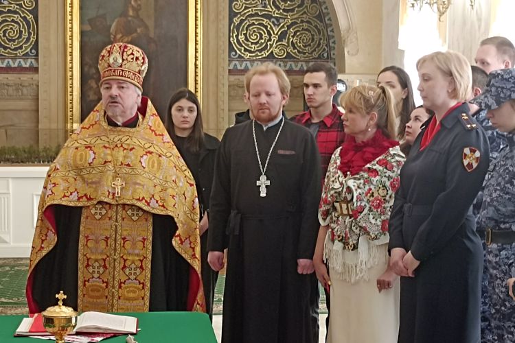 Сотрудники и ветераны ГУ Росгвардии приняли участие в пасхальной встрече в Александро-Невской лавре