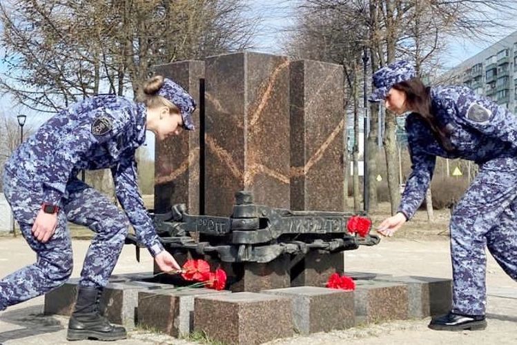 В Санкт-Петербурге сотрудники Росгвардии почтили память погибших в радиационных авариях и катастрофах