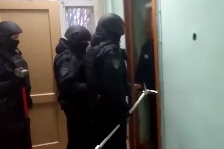 В Санкт-Петербурге сотрудники ОМОН Росгвардии оказали содействие в проведении следственных мероприятий по резонансному уголовному делу