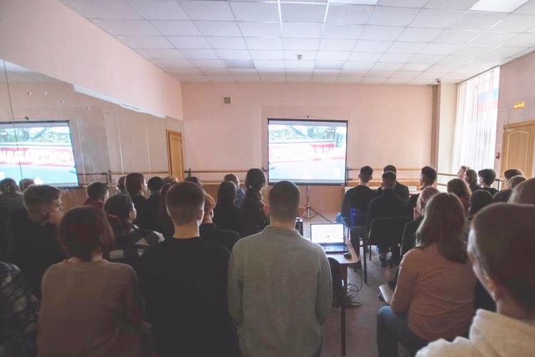 Cотрудники Росгвардии провели профориентационную беседу с воспитанниками подростково-молодежных клубов Центрального района