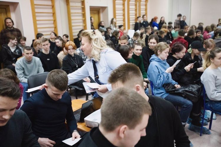 Cотрудники Росгвардии провели профориентационную беседу с воспитанниками подростково-молодежных клубов Центрального района