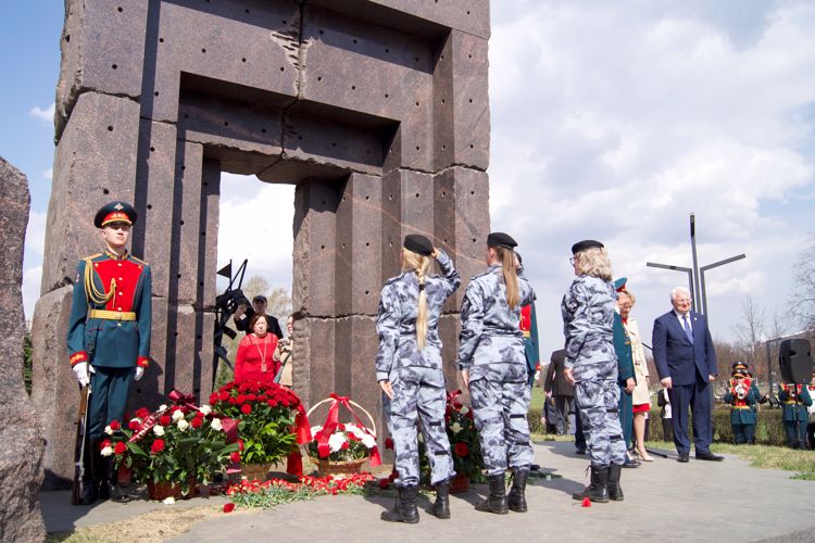 В Санкт-Петербурге сотрудники ОМОН Росгвардии почтили память жертв радиационных катастроф и аварий