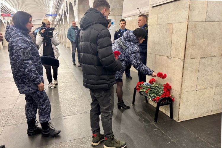 Сотрудники Росгвардии почтили память жертв террористического акта в петербургском метрополитене