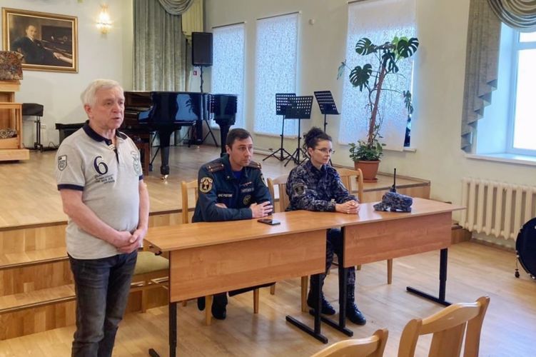 Сотрудники Росгвардии приняли участие в проведении занятия по безопасности для работников образовательного учреждения