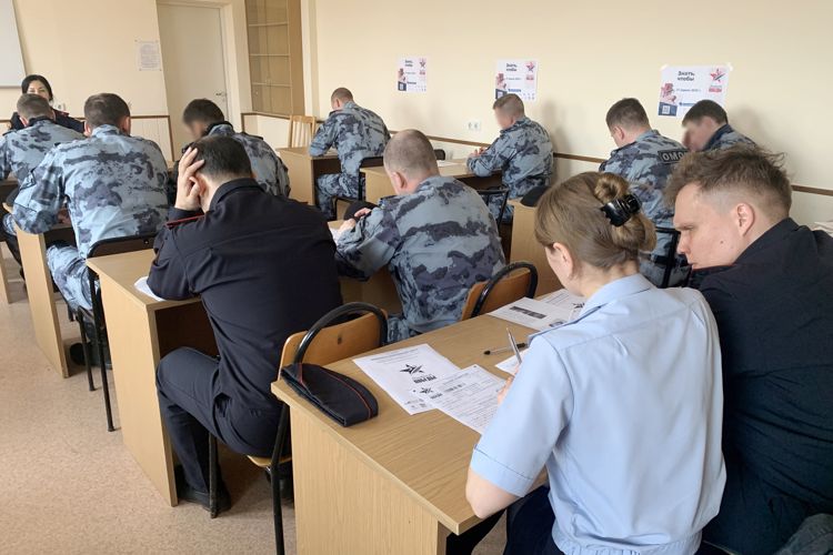 В Санкт-Петербурге сотрудники и военнослужащие ГУ Росгвардии приняли участие в акции «Диктант Победы»