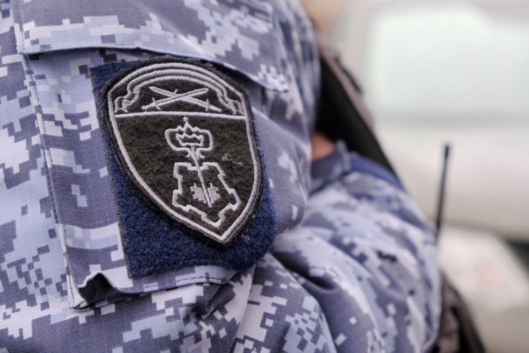 В Петроградском районе сотрудники Росгвардии обнаружили находящийся в федеральном розыске автомобиль