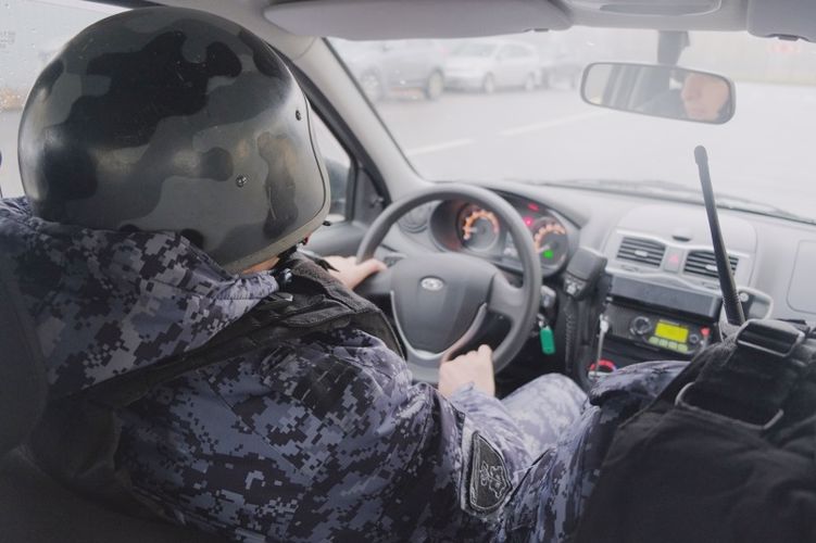 В Выборгском районе наряд вневедомственной охраны задержал хулиганов, рисовавших граффити на стене кофейни