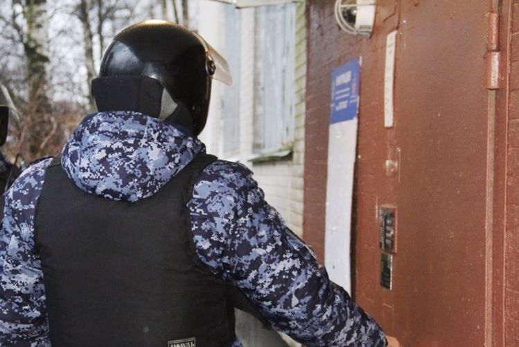 В Кировском районе сотрудники Росгвардии задержали гражданина, избившего своего отца с инвалидностью