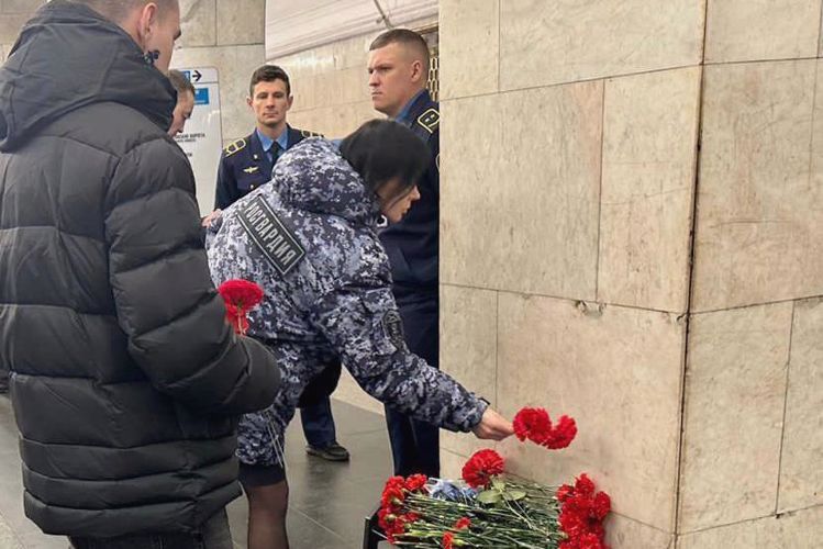 Сотрудники Росгвардии почтили память жертв террористического акта в петербургском метрополитене