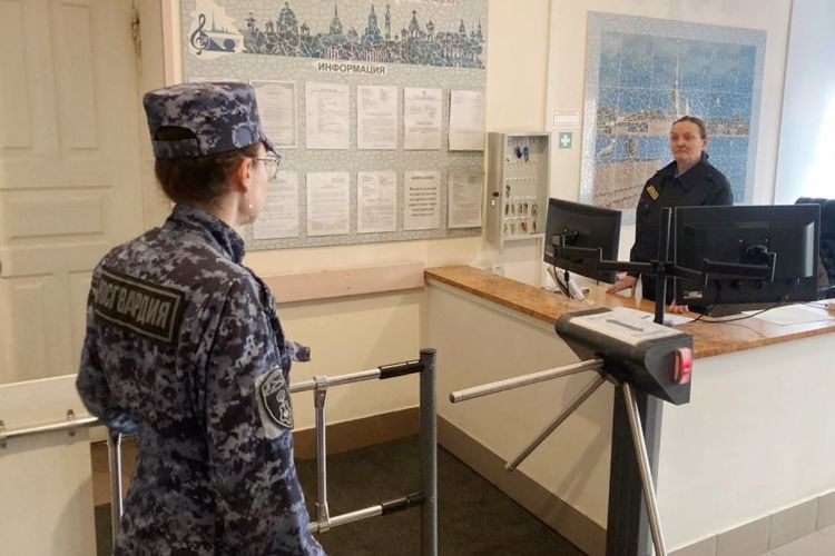 Сотрудники Росгвардии приняли участие в проведении занятия по безопасности для работников образовательного учреждения