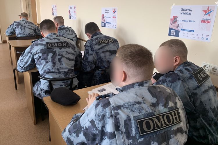 В Санкт-Петербурге сотрудники и военнослужащие ГУ Росгвардии приняли участие в акции «Диктант Победы»