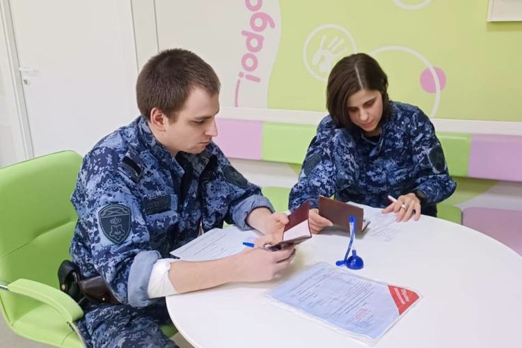 Сотрудники вневедомственной охраны приняли участие в добровольной сдаче крови для пациентов петербургских больниц