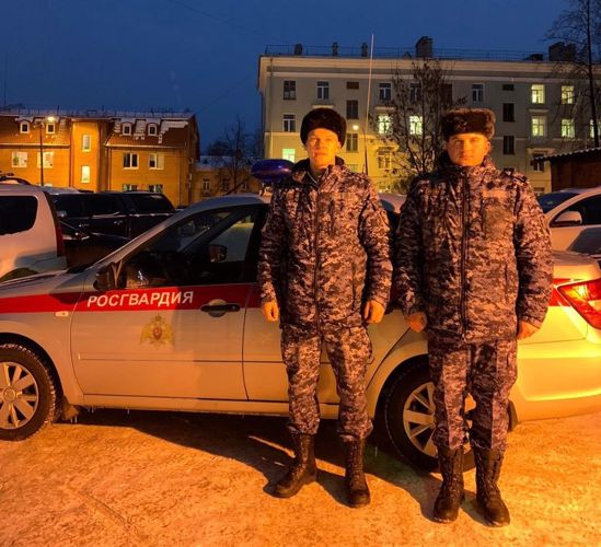 Сотрудникам вневедомственной охраны, эвакуировавшим людей из горящего дома, вручены почетные грамоты ГУ МЧС