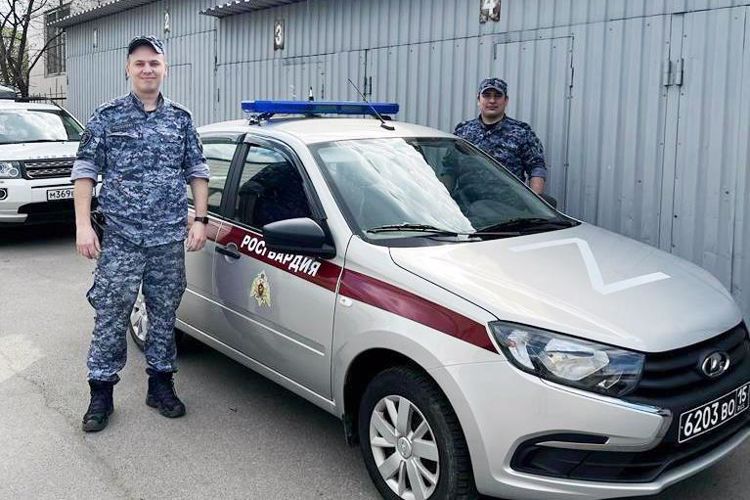 В Приморском районе наряд вневедомственной охраны нашел и вернул матери ушедшего из дома малолетнего сына