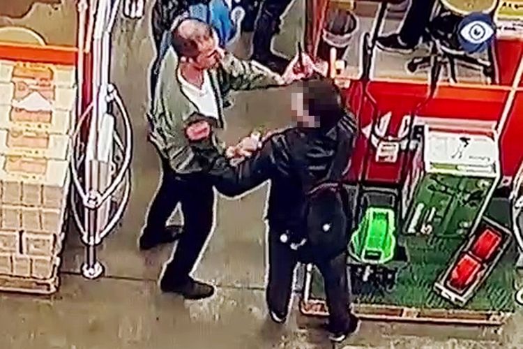 В Невском районе сотрудники Росгвардии задержали злоумышленника с ножом, угрожавшего расправой работнику гипермаркета