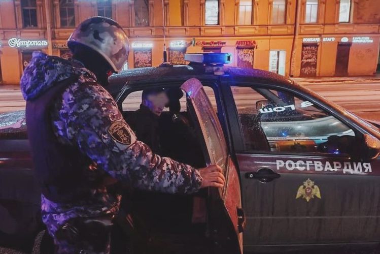 На Васильевском острове наряд вневедомственной охраны задержал правонарушителя, проникшего в закрытый на ночь магазин