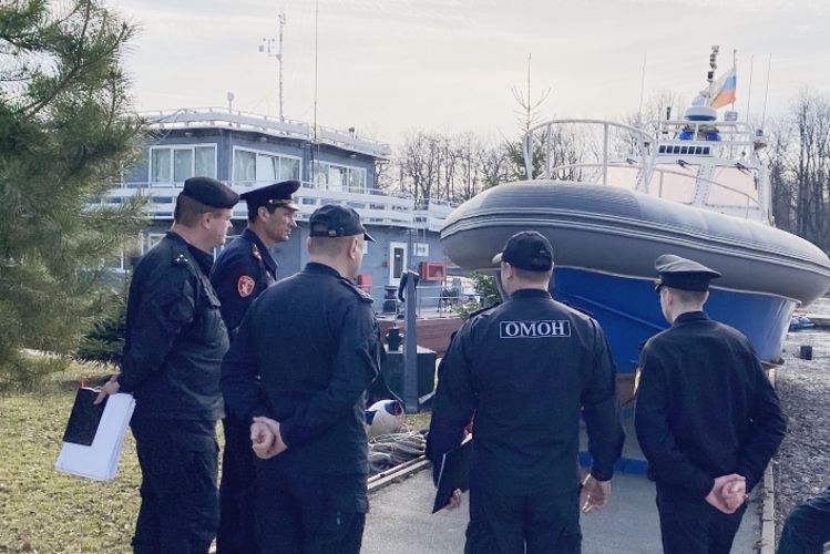 В Санкт-Петербурге подразделения ГУ Росгвардии провели смотр сил и средств, обеспечивающих правопорядок на водных объектах