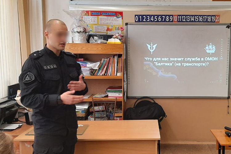 Сотрудники ОМОН (на транспорте) «Балтика» Росгвардии рассказали петербургским школьникам о своём подразделении