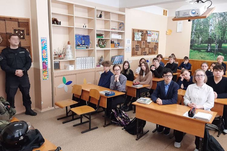 Сотрудники ОМОН (на транспорте) «Балтика» Росгвардии рассказали петербургским школьникам о своём подразделении