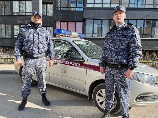 В Мурино сотрудники Росгвардии с местным жителем спасли женщину от необдуманного поступка