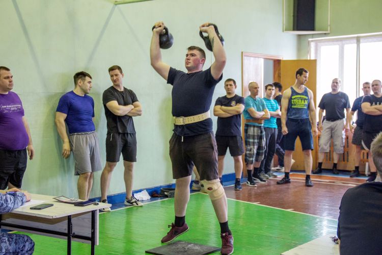 В Санкт-Петербурге сотрудники городских и областных филиалов вневедомственной охраны приняли участие в чемпионате по гиревому спорту