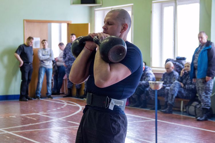 В Санкт-Петербурге сотрудники городских и областных филиалов вневедомственной охраны приняли участие в чемпионате по гиревому спорту