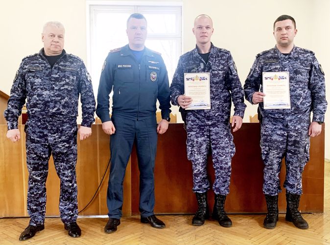 Сотрудникам вневедомственной охраны, эвакуировавшим людей из горящего дома, вручены почетные грамоты ГУ МЧС