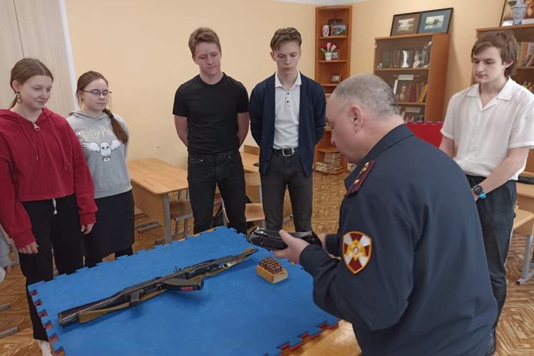 Сотрудники Росгвардии провели урок мужества для юнармейцев Калининского района