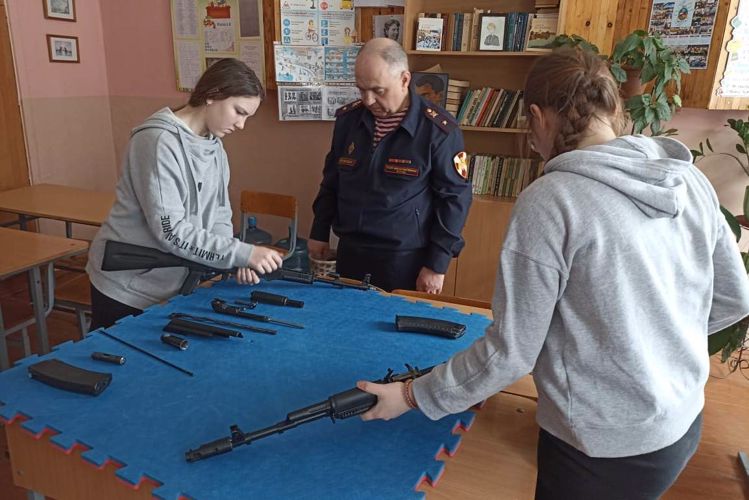 Сотрудники Росгвардии провели урок мужества для юнармейцев Калининского района